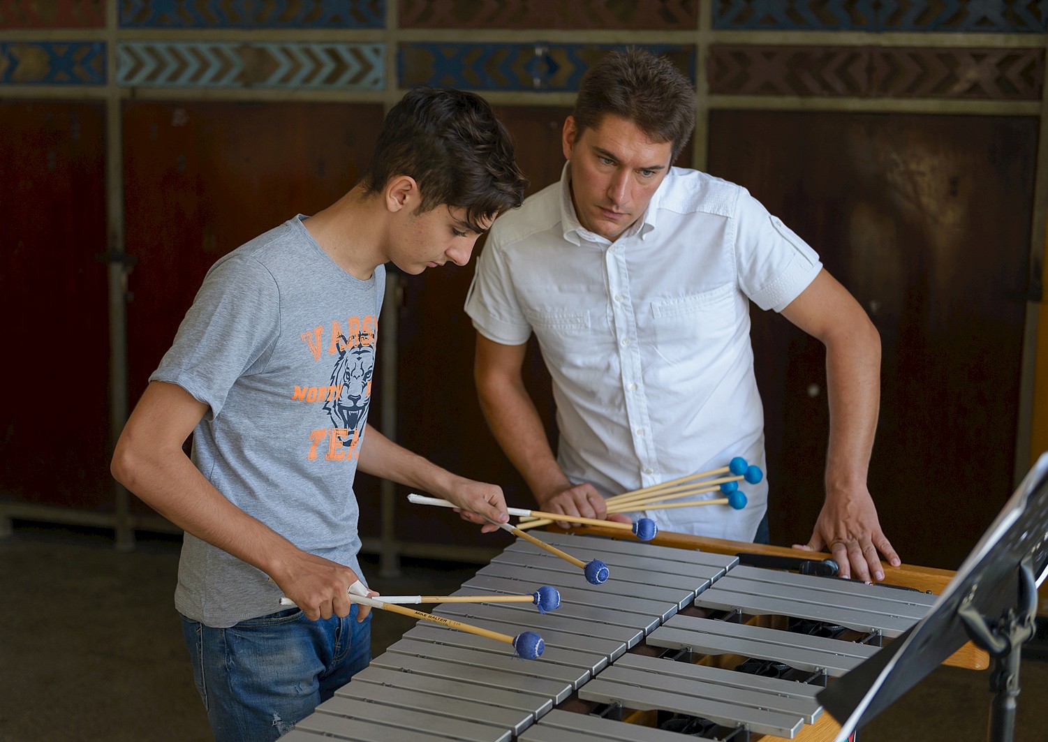 Alexandru Anastasiu &icirc;ndrum&acirc;nd un adolescent la vibrafon, &icirc;ntr-un pavilion &icirc;n aer liber